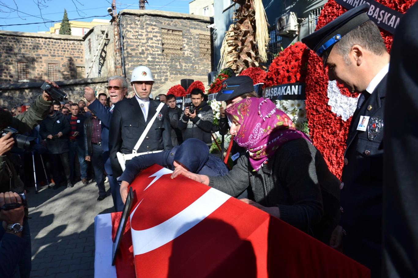 İstanbul’daki saldırıda katledilen polis defnedildi İstanbul’daki saldırıda katledilen polis defnedildi